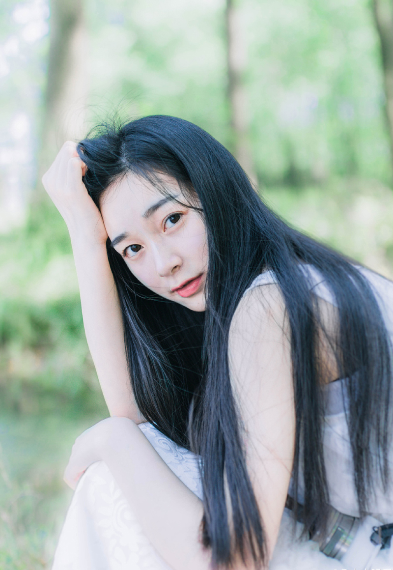 “谁知道他那么小气？”撇了撇嘴，小乔有些抱怨道。